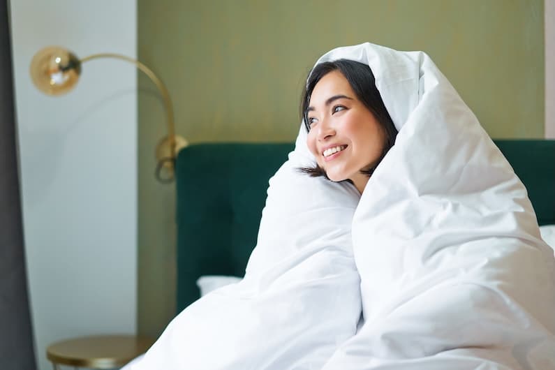 Your duvet is one of the most comforting essentials in your home — the cozy layer that keeps you warm during chilly nights and offers that perfect “snuggle” feeling. But over time, it collects dust, sweat, and allergens that can affect its freshness and hygiene.   If you’ve ever wondered how to wash a duvet properly without ruining its softness or shape, you’re not alone. This guide will walk you through every step to keep your duvet clean, fresh, and lasting for years.