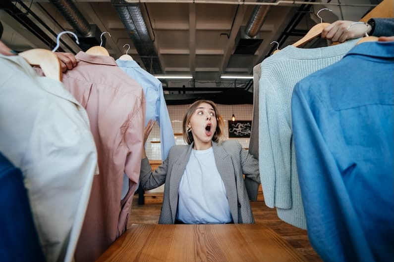 In today’s fast-paced work culture, finding time for everyday chores can feel impossible. For busy professionals, laundry often becomes a last-minute task squeezed into weekends or late evenings. The good news? With a few smart strategies, laundry for busy professionals can be faster, simpler, and far less stressful.