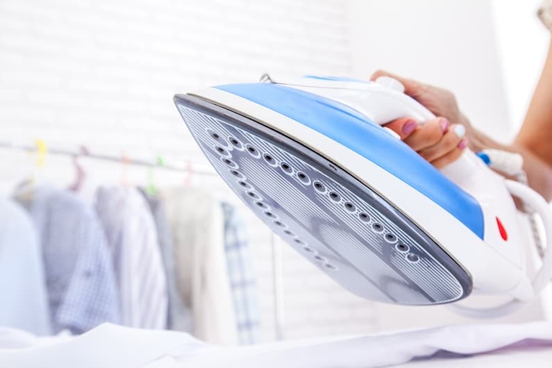Ironing may seem like a simple task, but mastering the right techniques can make a significant difference in how your clothes look and feel. Whether you’re preparing for an important meeting or just keeping your wardrobe in top shape, these expert tips will help you achieve perfectly ironed clothes with minimal effort.