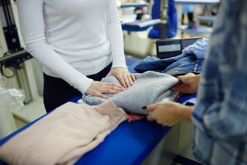 When it comes to caring for delicate fabrics, formal wear, or garments that need special attention, dry cleaning is often the first solution that comes to mind. Unlike traditional laundry, dry cleaning doesn’t rely on water. Instead, it uses specialized cleaning solvents to remove stains, dirt, and grease without damaging the fabric. If you’ve ever wondered what dry cleaning actually involves, how the process works, and why it’s important, this guide will walk you through everything you need to know.